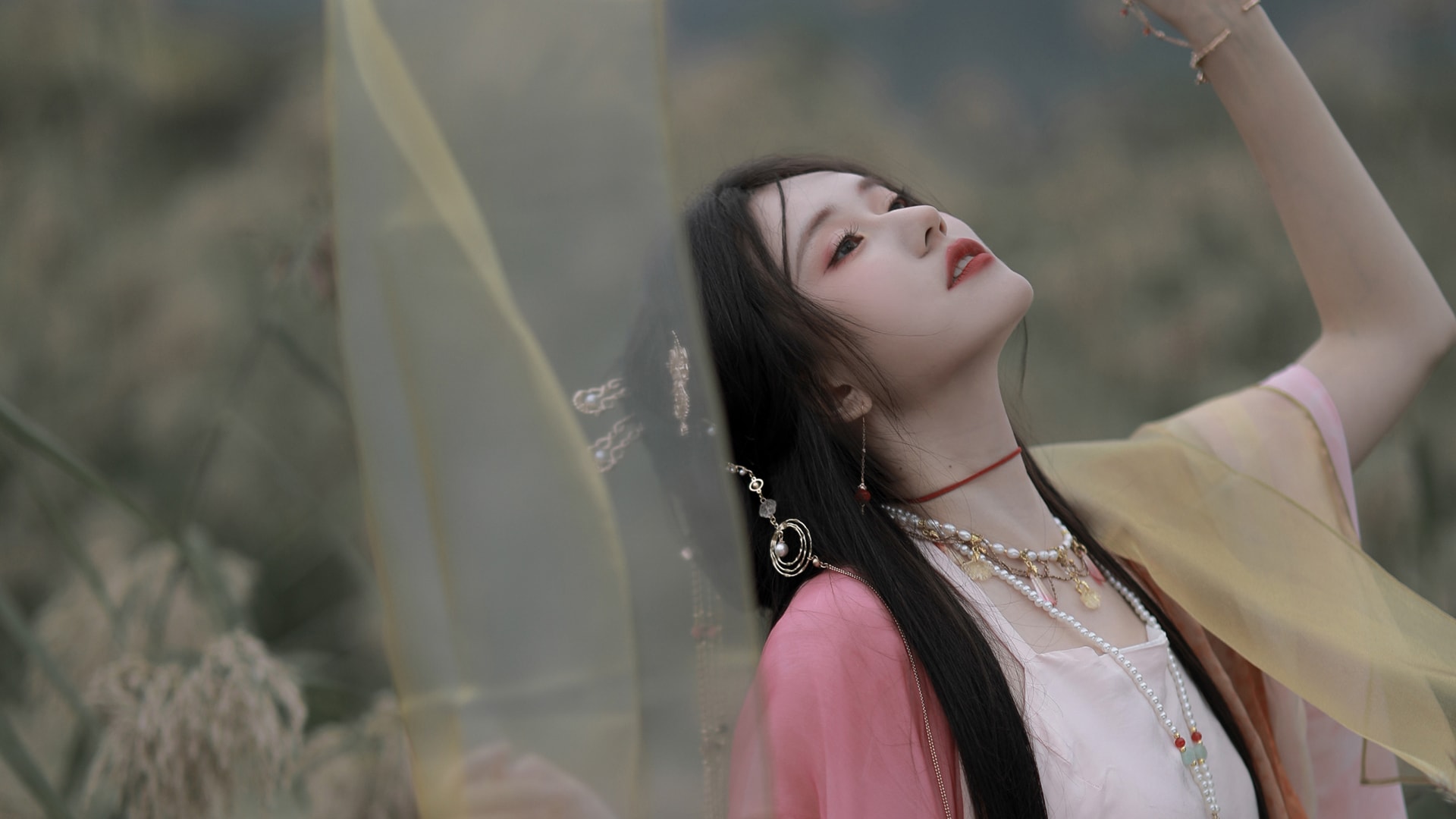 粉嫩美女古风长裙户外仰头娇巧甜美高清壁纸